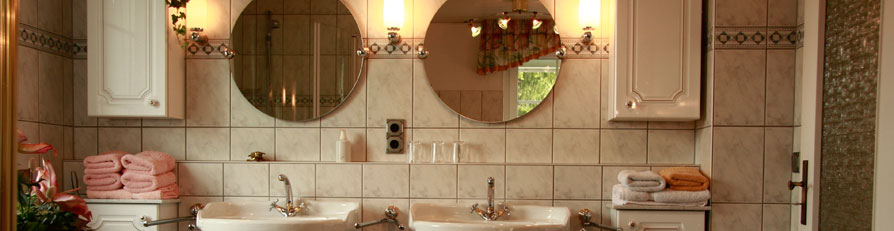 Bad mit zwei Spiegeln und zwei Waschbecken